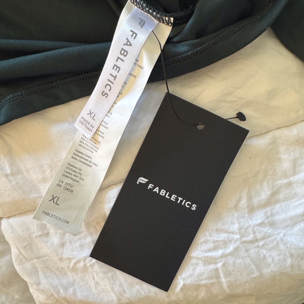 Fabletics Airlite Keyhole Top in Everpine - XL - Khloe Kardashian Collection - Picture 6 of 6